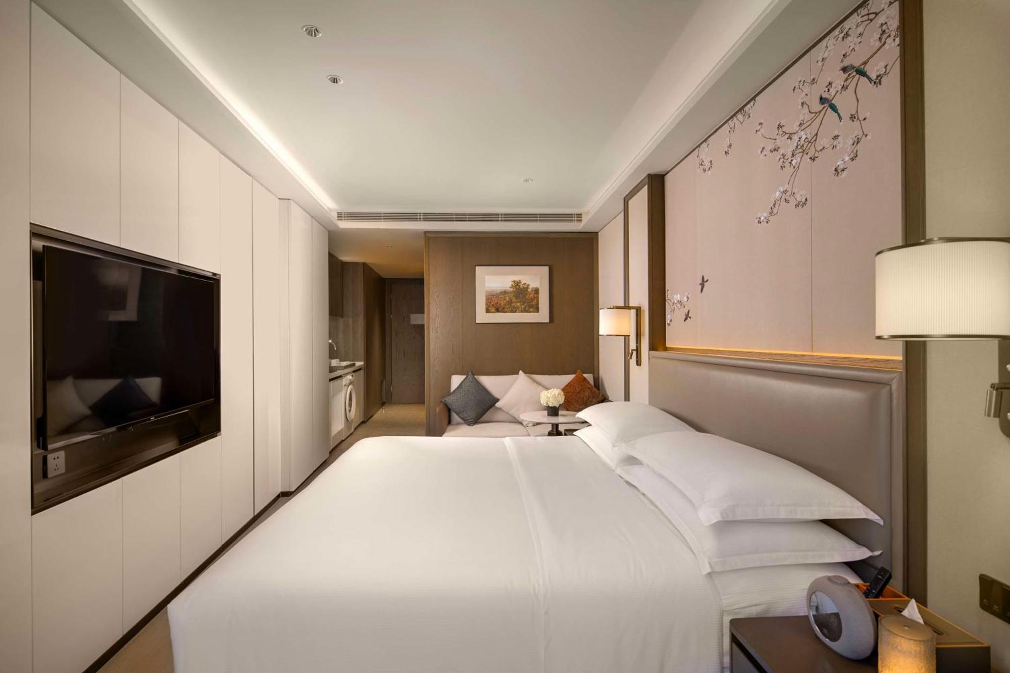 Yuexiu Hotel Guangzhou, Curio Collection By Hilton Bagian luar foto