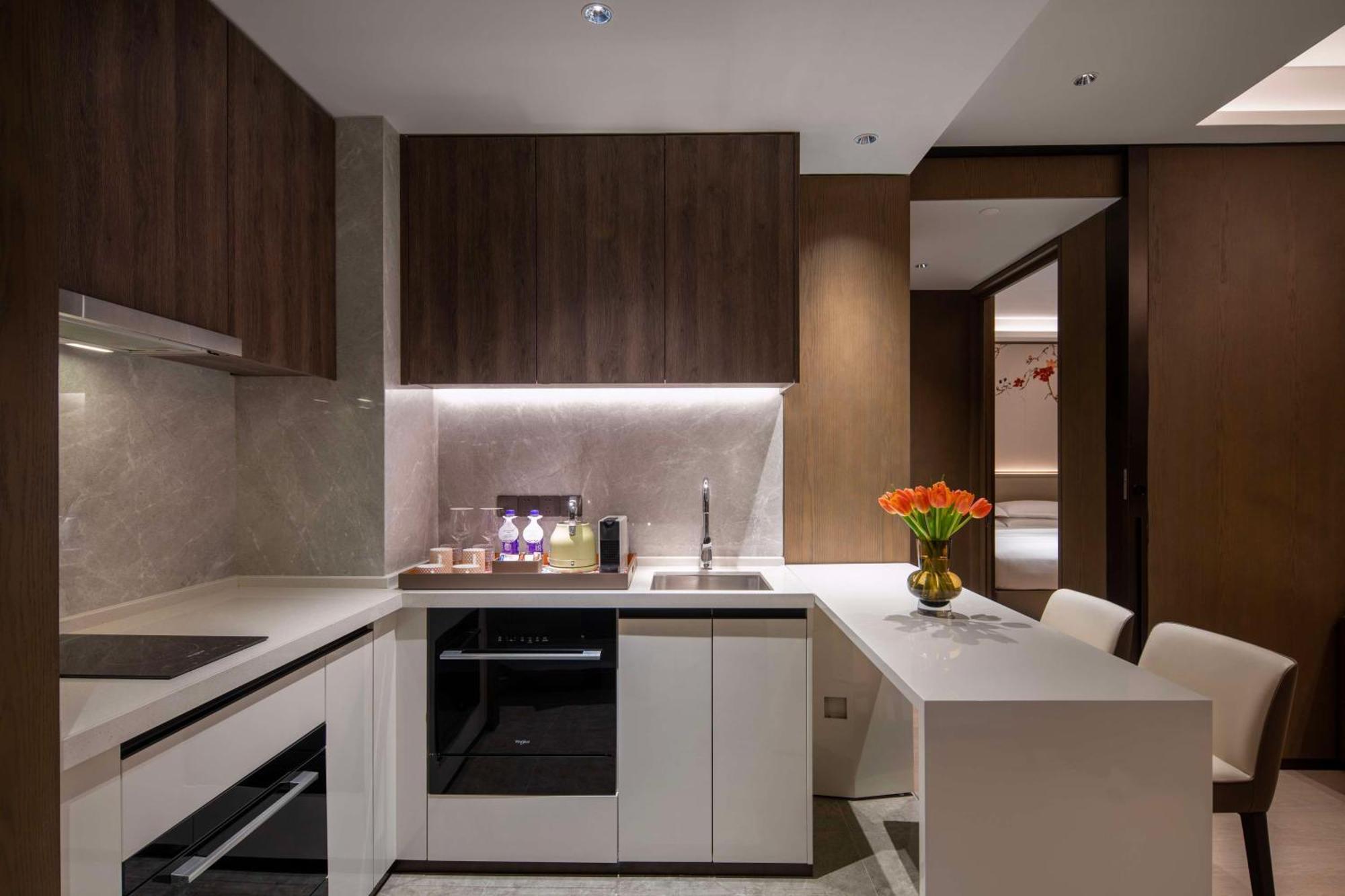 Yuexiu Hotel Guangzhou, Curio Collection By Hilton Bagian luar foto