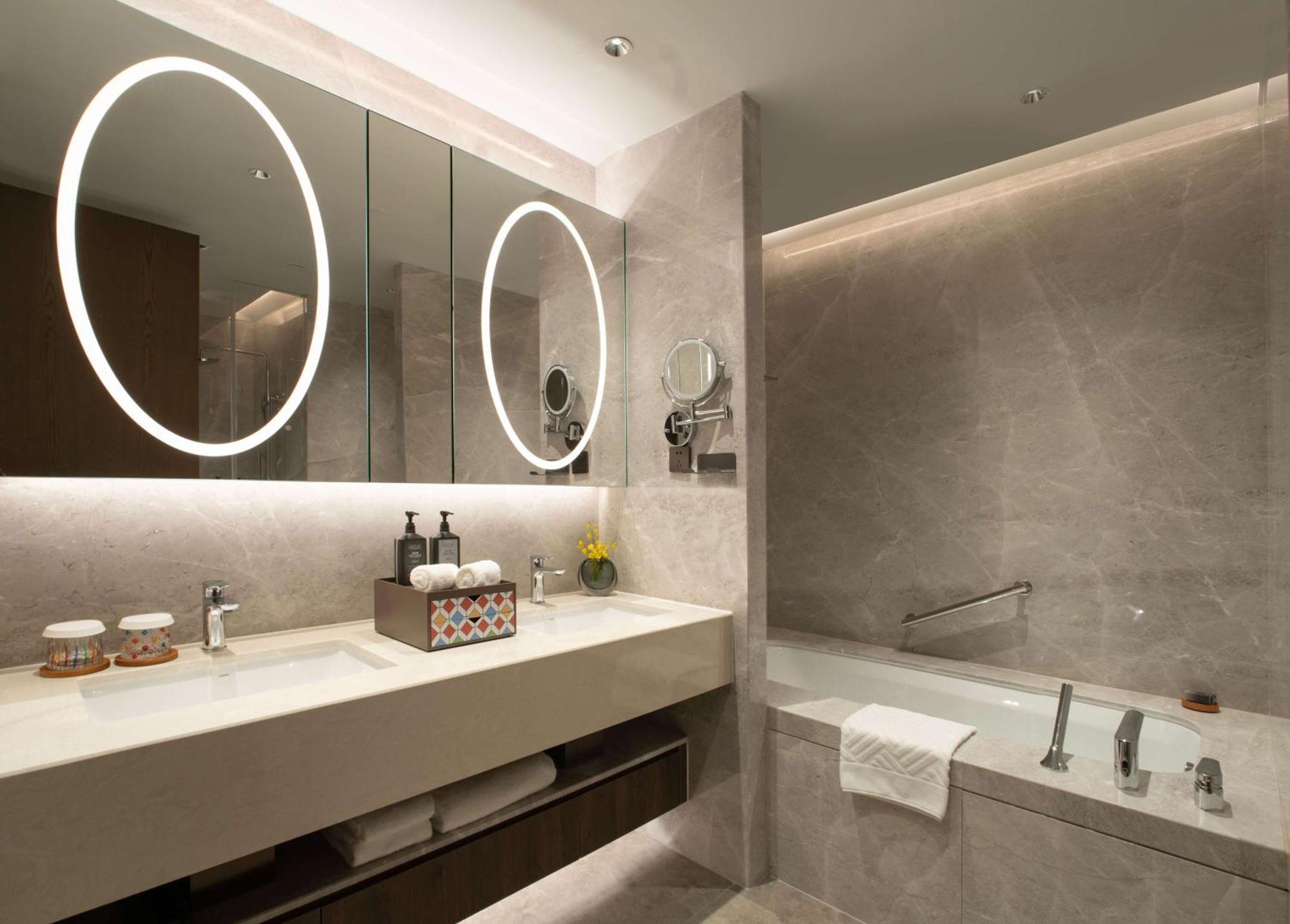 Yuexiu Hotel Guangzhou, Curio Collection By Hilton Bagian luar foto