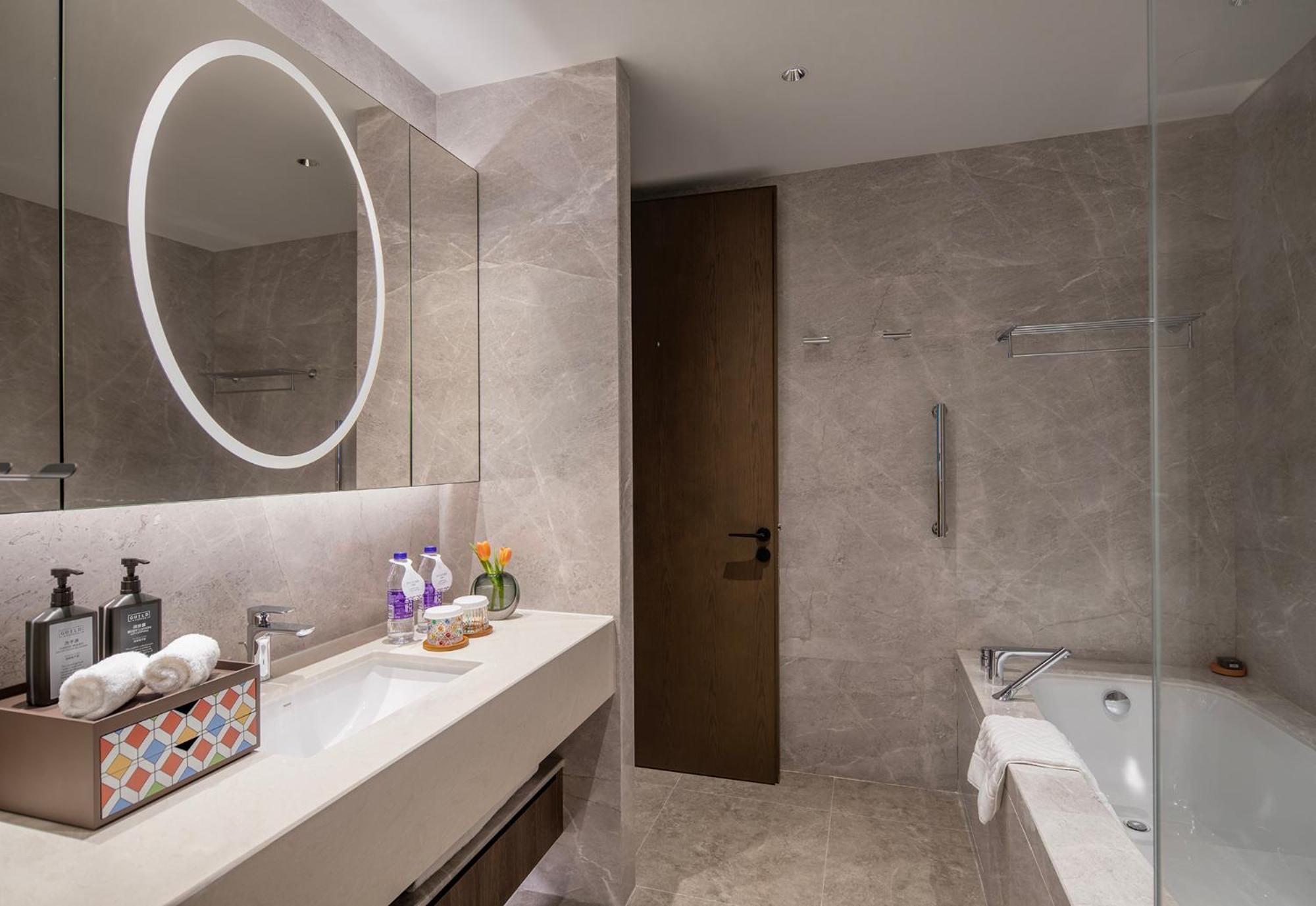 Yuexiu Hotel Guangzhou, Curio Collection By Hilton Bagian luar foto
