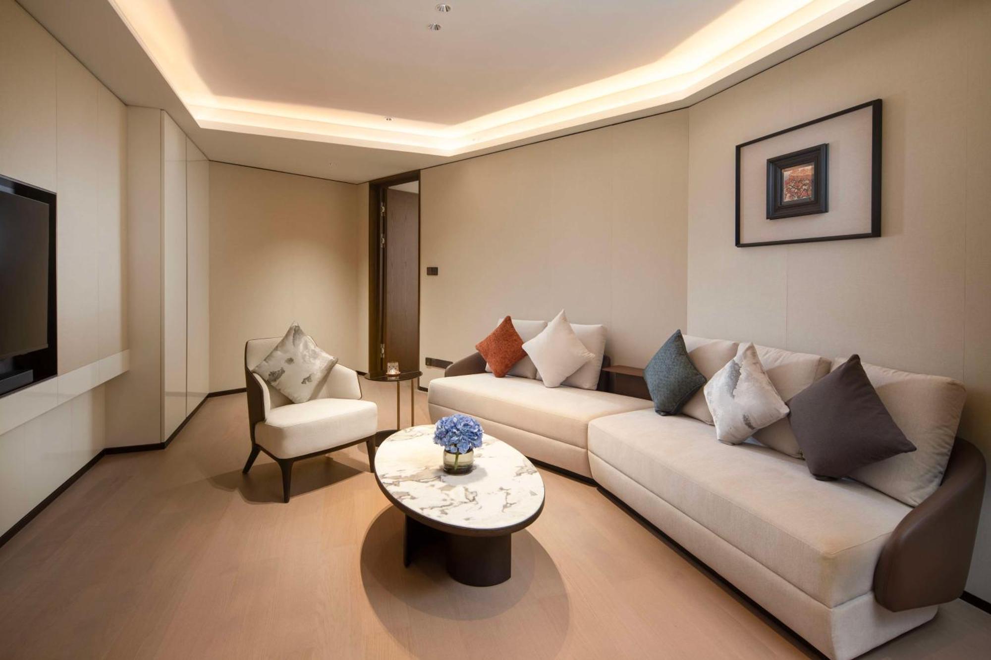 Yuexiu Hotel Guangzhou, Curio Collection By Hilton Bagian luar foto