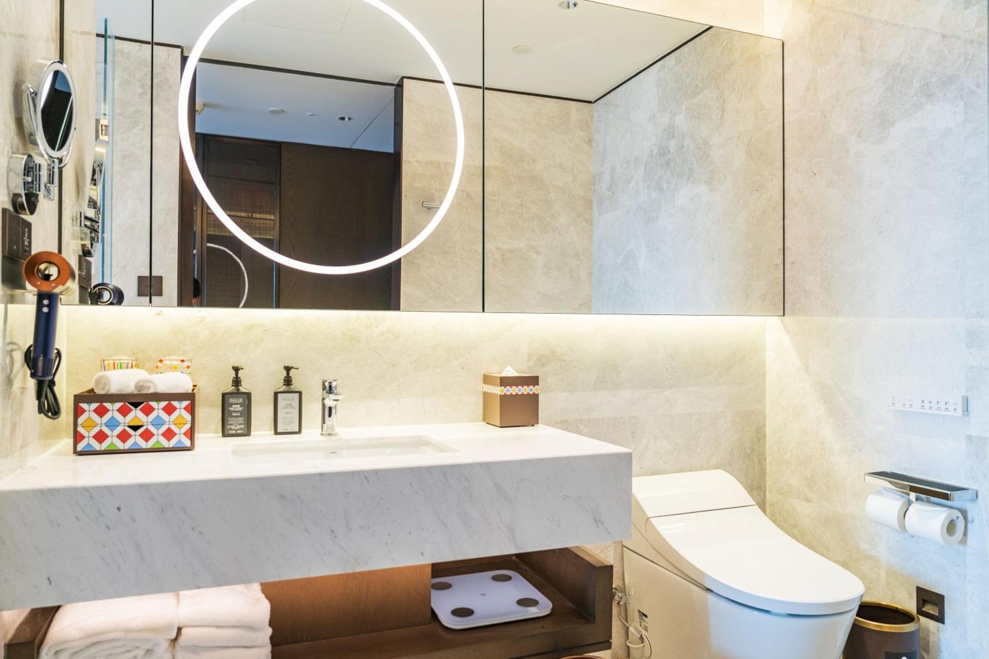 Yuexiu Hotel Guangzhou, Curio Collection By Hilton Bagian luar foto