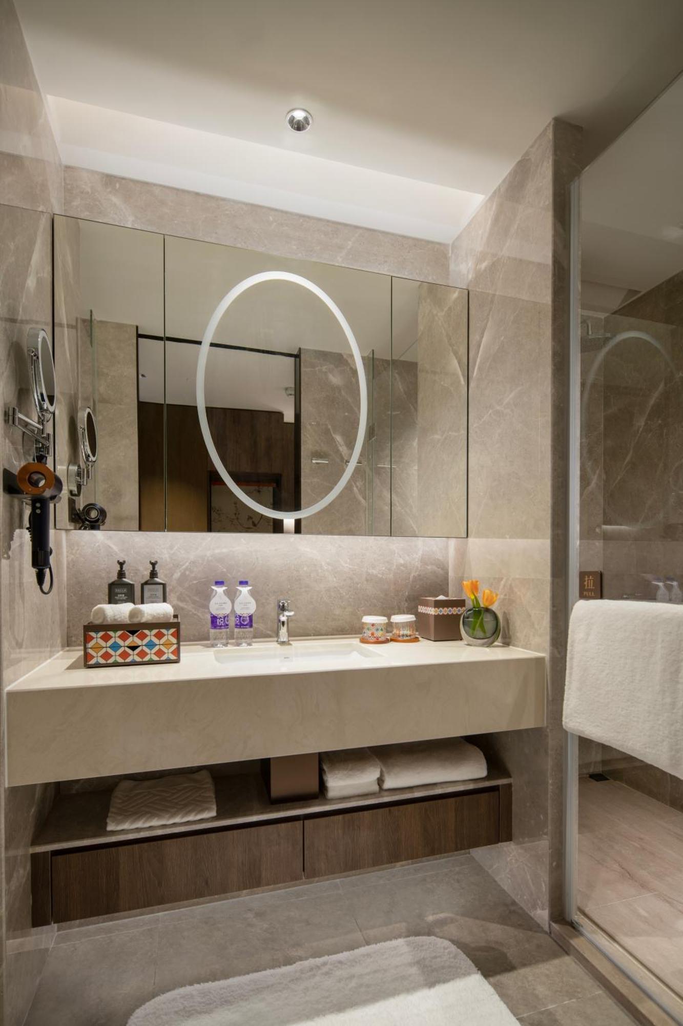 Yuexiu Hotel Guangzhou, Curio Collection By Hilton Bagian luar foto