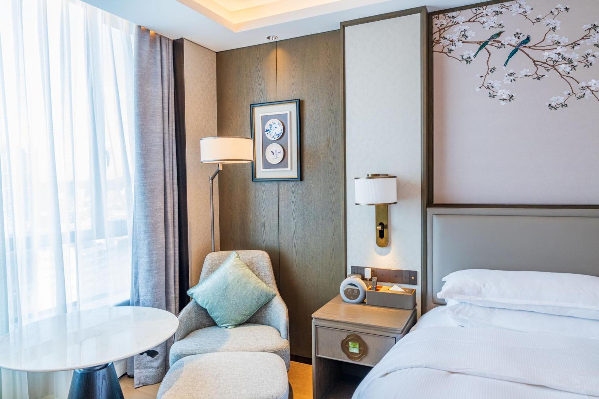 Yuexiu Hotel Guangzhou, Curio Collection By Hilton Bagian luar foto