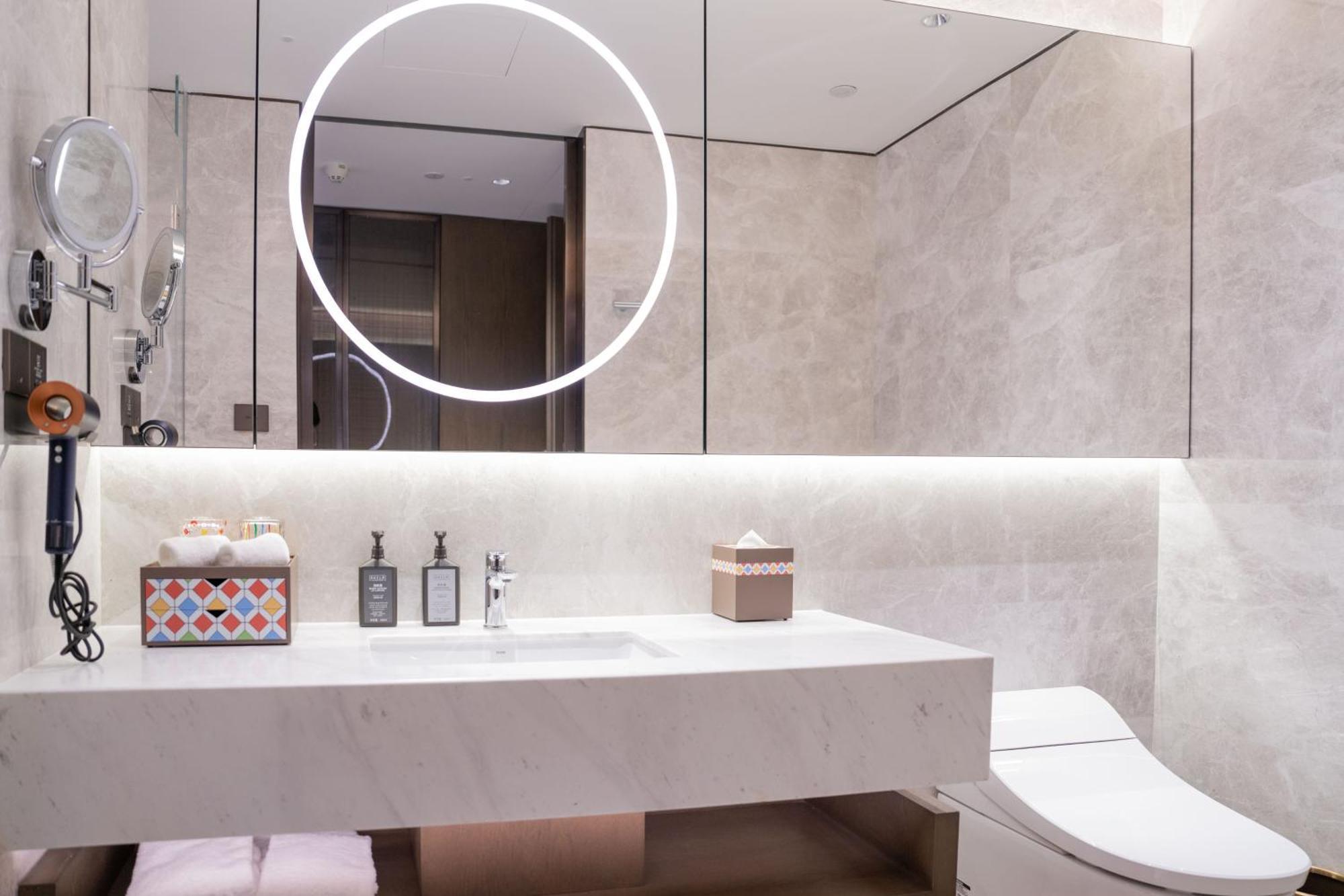 Yuexiu Hotel Guangzhou, Curio Collection By Hilton Bagian luar foto