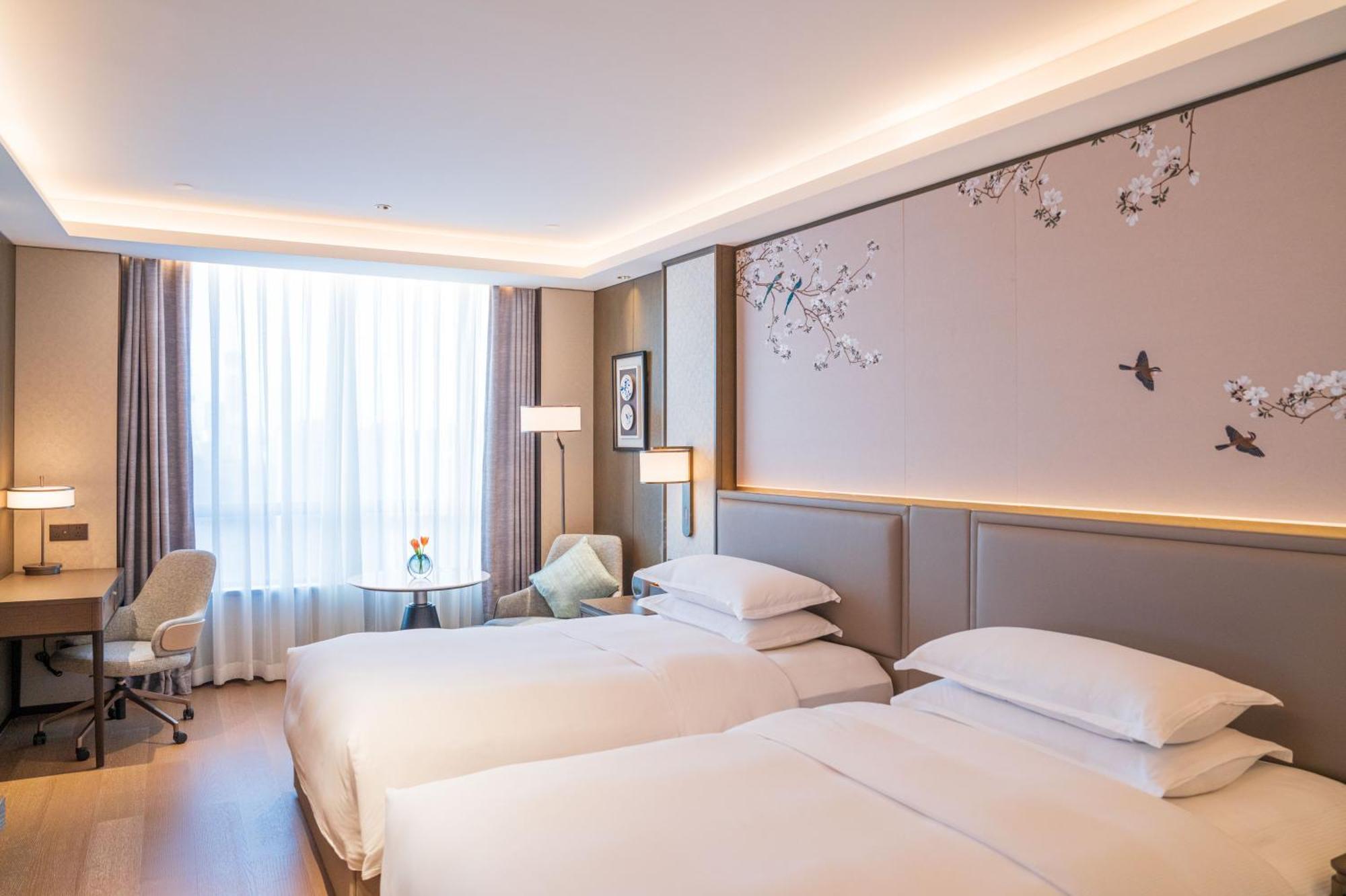 Yuexiu Hotel Guangzhou, Curio Collection By Hilton Bagian luar foto