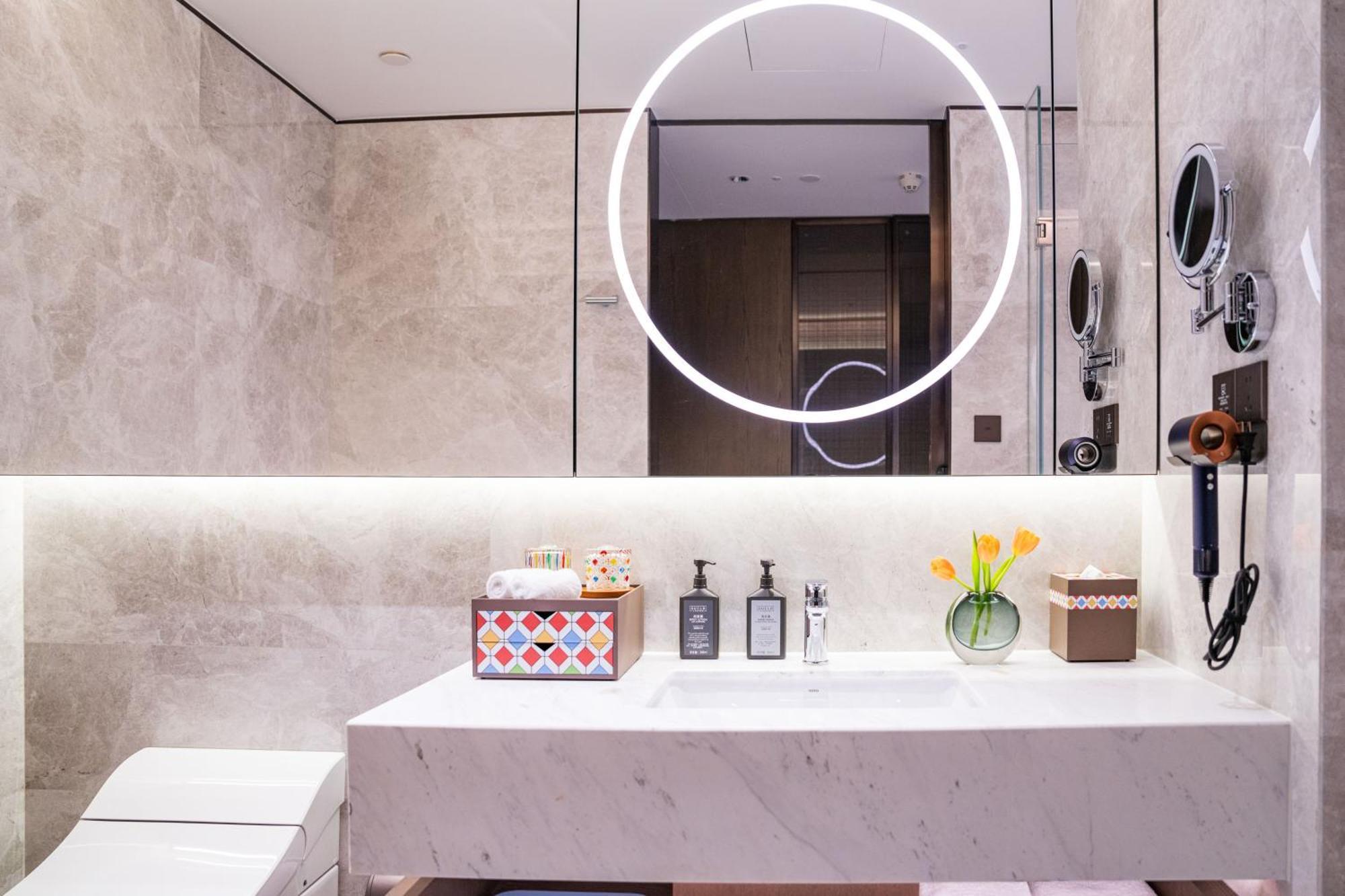 Yuexiu Hotel Guangzhou, Curio Collection By Hilton Bagian luar foto