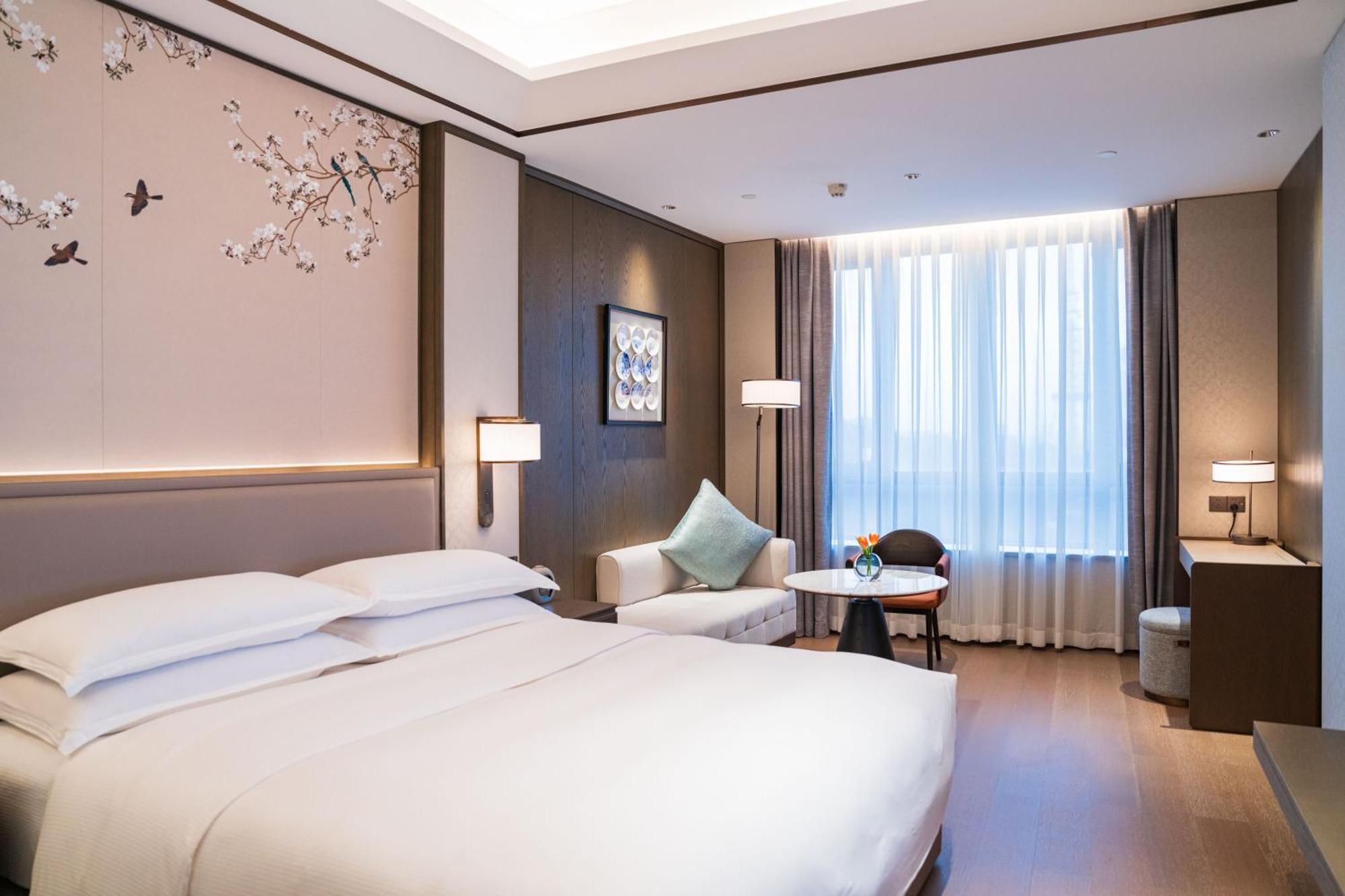 Yuexiu Hotel Guangzhou, Curio Collection By Hilton Bagian luar foto