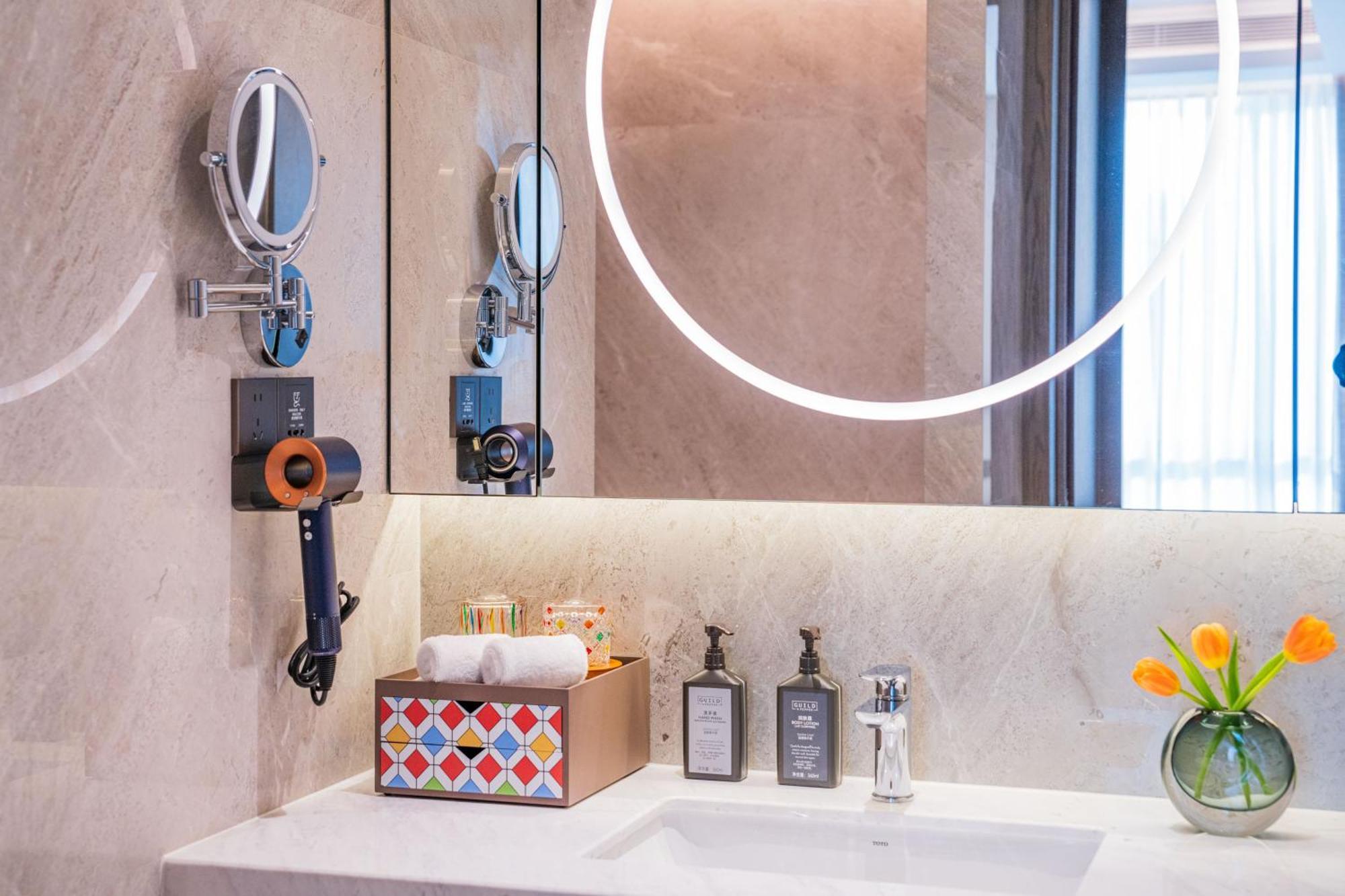 Yuexiu Hotel Guangzhou, Curio Collection By Hilton Bagian luar foto